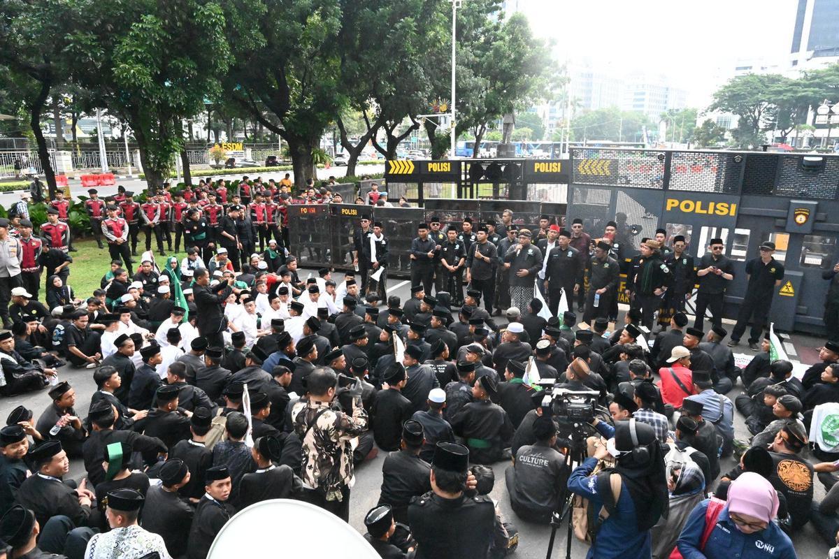 Ribuan pendekar Pagar Nusa dari berbagai provinsi menggelar Aksi Bela Kiai di Jakarta