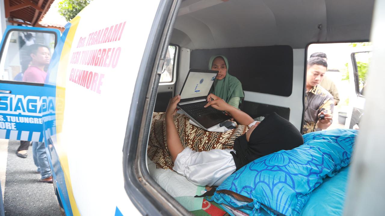 Titin Ujian di Dalam Ambulans