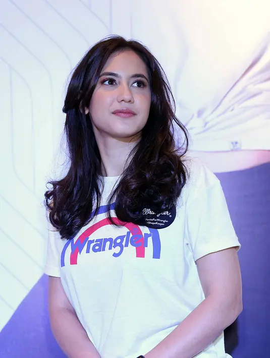 Makin banyak selebriti meluangkan waktu demi menjalankan kegiatan sosial. Ada juga yang membangun tempat ibadah. Yang terbaru adalah Pevita Pearce. (Nurwahyunan/Bintang.com)