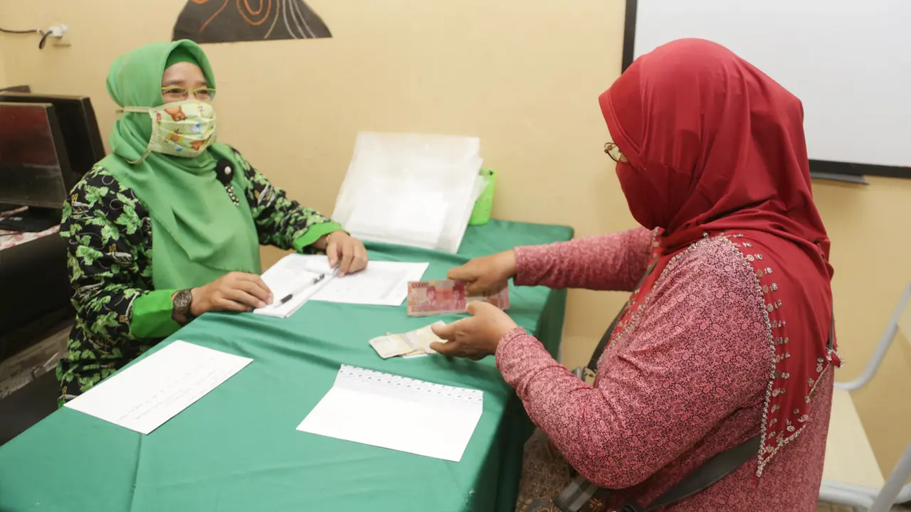Koperasi sekolah mengembalikan uang pembelian seragam untuk siswa tidak mampu. (Dian Kurniawan/Liputan6.com)