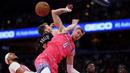 Pemain Washington Wizards, Kristaps Porzingis (kanan) berebut bola dengan pemain Toronto Raptors, Jakob Poeltl pada laga NBA 2023 di Capital One Arena, Washington, 2 Maret 2023. (AFP/Getty Images/Patrick Smith)