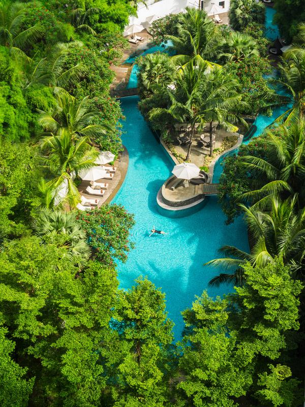 Kolam renang berbentuk lagoon di DoubleTree by Hilton Jakarta - Diponegoro. (dok. DoubleTree by Hilton Jakarta - Diponegoro)