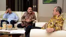 Menteri Desa, PDTT, Marwan Jafar (kanan) berdiskusi dengan Ketua Yayasan Damandiri Haryono Suyono (tengah) usai meluncurkan e-goverment di Kantor Kementerian Desa, PDTT, Jakarta, Selasa (19/1/2016). (Foto: Wahyu Wening/Humas Kemendes, PDTT) 