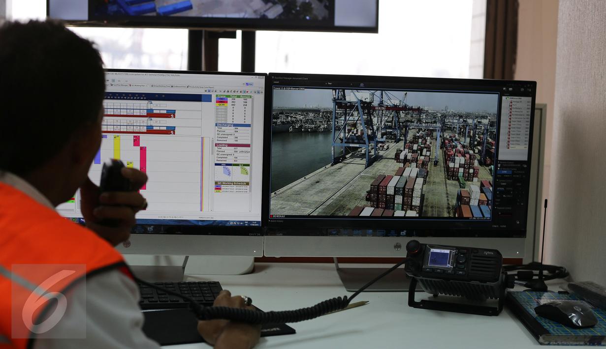 Pekerja ketika memantau bongkar muat kontainer dari ruang kontrol dan teknik milik Indonesia Port Center di Tanjung Priok, Jakarta, Rabu (17/6/2015). (Liputan6.com/Faizal Fanani)