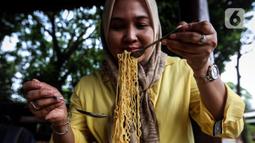 Warga menikmati mie instan di warung kopi (Warkop), Jakarta, Kamis (11/8/2022). Kenaikan harga mi instan menjadi perhatian lantaran makanan tersebut bukan hanya favorit di dalam negeri, bahkan sejumlah merek seperti Indomie juga merasakan dampaknya. (Liputan6.com/Johan Tallo)