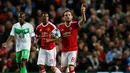 Gelandang MU, Juan Mata (kanan) melakukan selebrasi usai mencetak gol kegawang Wolfsburg pada laga Liga Champions di Stadion Old Trafford, Inggris, Kamis (1/10/2015). MU menang atas Wolfsburg dengan skor 2-1. (Reuters/Lee Smith)