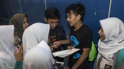 Gelandang Timnas Indonesia U-19, Muhammad Iqbal, dimintai fans tanda tangan usai latihan di Stadion Wibawa Mukti, Bekasi, Senin (16/10//2017). Kehadiran fans dengan senang hati disambut pemain Timnas U-19. (Bola.com/Vitalis Yogi Trisna)