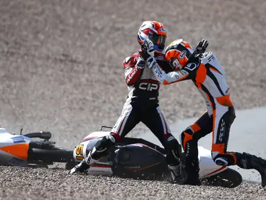 Dua pembalap Moto3, Bryan Schouten dan Scott Deroue terlibat baku hantam, Jerman, Minggu (13/7/14). (REUTERS/Thomas Peter)