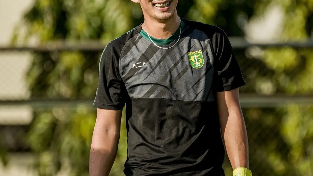 Potret Rivky Mokodompit Calon Kiper Persebaya Saat Berlatih