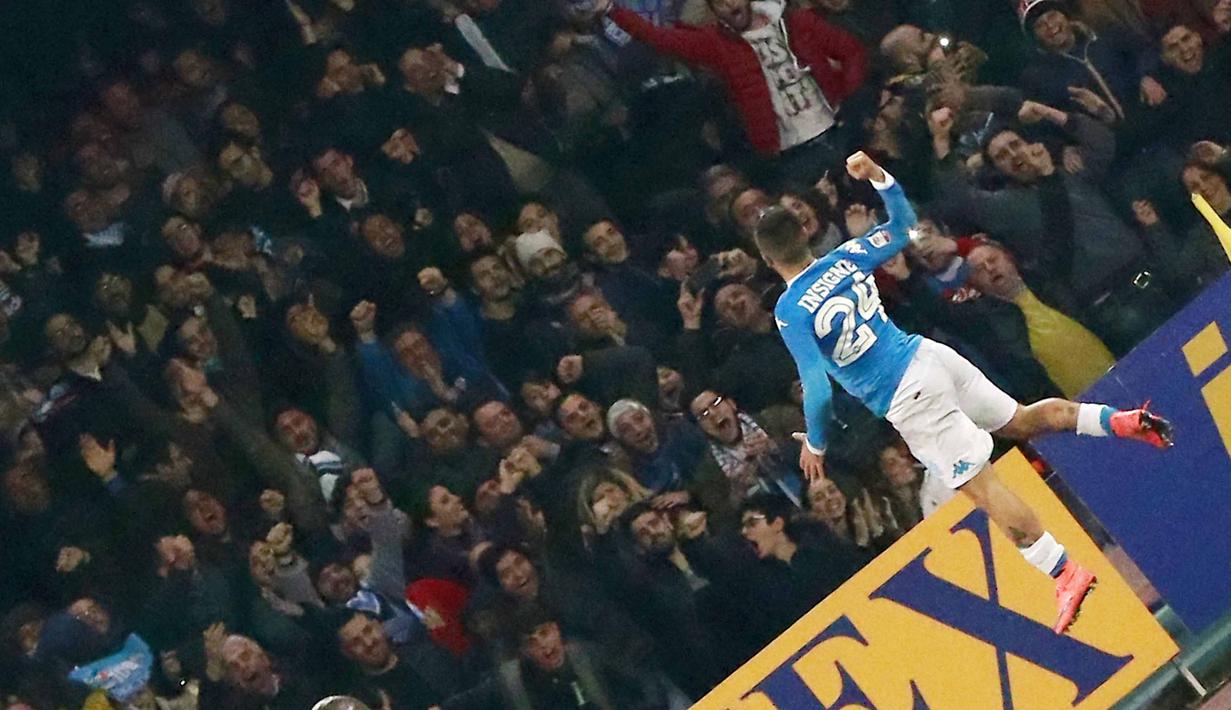 Pemain Napoli, Lorenzo Insigne merayakan golnya ke gawang AM Milan pada pertandingan Serie A pekan ke-26 di San Paolo, Naples, Selasa (23/2/2016) dini hari WIB. (AFP/Carlo Hermann)