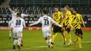 Para pemain Borussia Moenchengladbach merayakan gol keempat ke gawang Borussia Dortmund dalam laga lanjutan Liga Jerman 2020/21 pekan ke-18 di Borussia Park, Jumat (22/1/2021). Moenchengladbach menang 4-2 atas Dortmund. (AFP/Wolfgang Rattay/Pool)