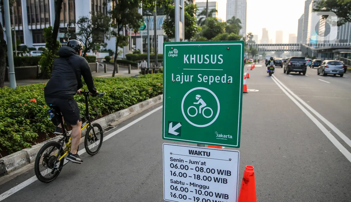 Warga menggunakan sepeda di jalur khusus sepeda di kawasan Jalan Sudirman, Jakarta, Selasa (14/7/2020). Pemprov DKI Jakarta memutuskan untuk meniadakan jalur sepeda sementara di kawasan protokol Jalan Sudirman-Thamrin, Jakarta Pusat mulai Minggu (19/7/2020) mendatang. (Liputan6.com/Faizal Fanani)