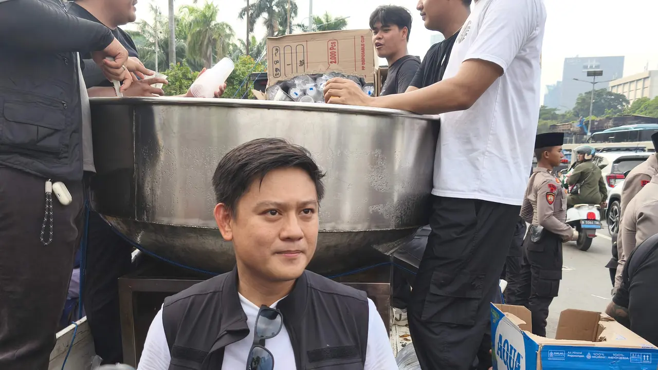 Bobon Santoso Bagi-Bagi 2.000 Nasi Bungkus di Demo DPR