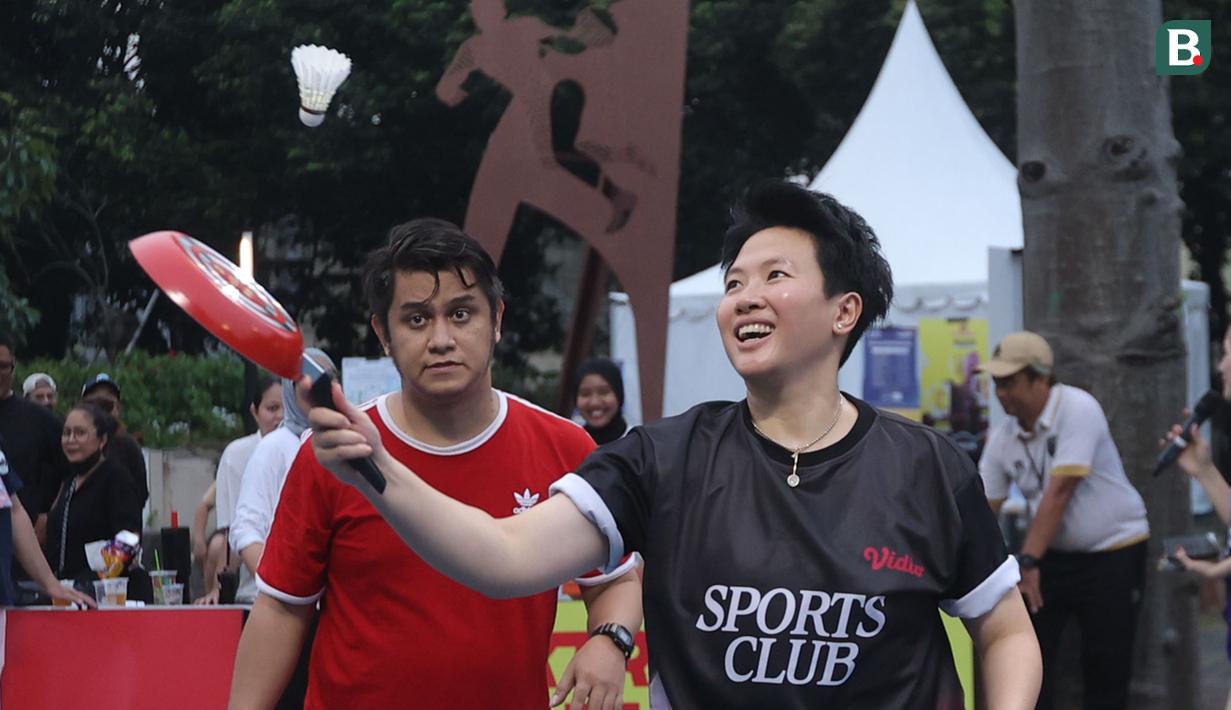 Vidio Sports Festival hari pertama resmi digelar di Plaza Timur Senayan, Jakarta, pada Sabtu (18/10/2025). Liliyana Natsir bermain bulutangkis memakai teflon dan raket nyamuk. (Bola.com/M Iqbal Ichsan)