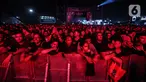 Penonton menyaksikan penampilan pada acara musik Hammersonic Festival 2023 di Carnaval Beach Ancol, Jakarta, Sabtu (18/3/2023). (Liputan6.com/Johan Tallo)