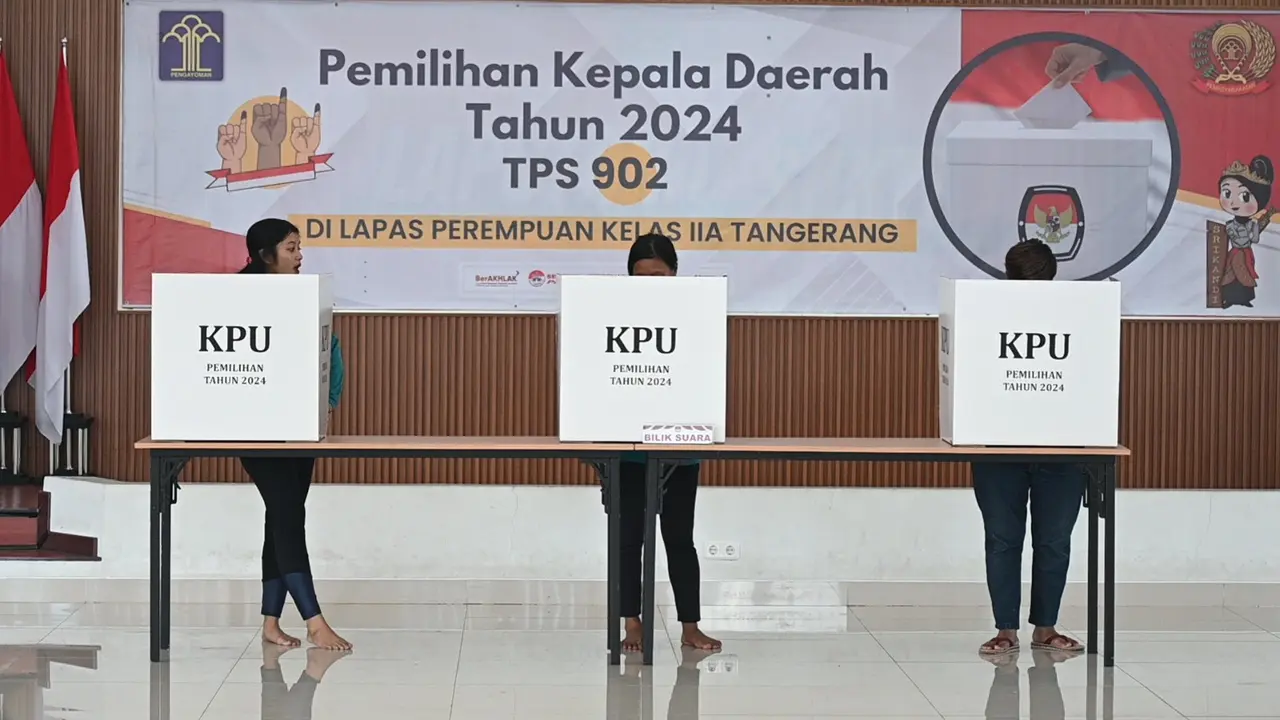 Puluhan narapidana di Lapas Perempuan Kelas IIA memberikan hak suaranya di Pilkada 2024. KPU menyediakan petugas, bilik suara dan surat suara di Lapas tersebut, Rabu (27/11/2024) (Istimewa)