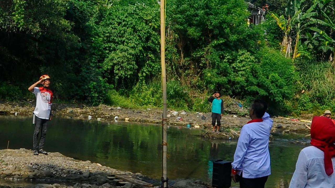 Dalam pelaksanaan upacara pengibaran bendera tersebut, tiang yang digunakan warga Kampung Kedung Halang untuk menaikkan bendera terbuat dari batang bambu.