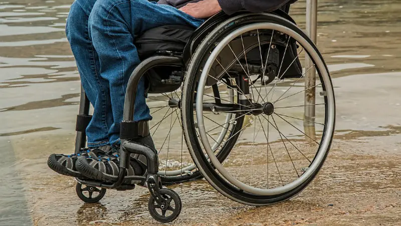 Ilustrasi penyandang disabilitas fisik dengan kursi roda