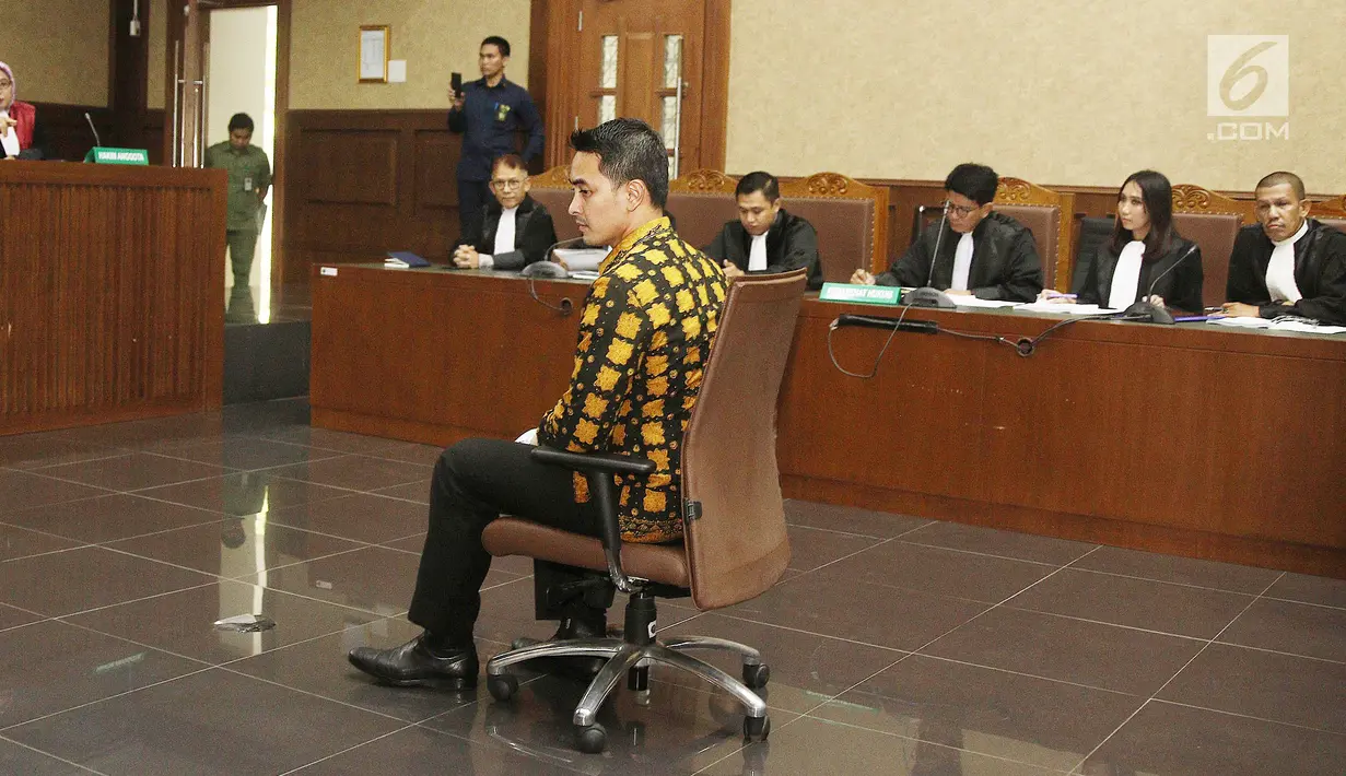 Zumi juga menjalani sidang dengan kasus dugaan pemberian suap kepada sejumlah anggota DPRD terkait persetujuan DPRD terhadap pengesahan Rancangan Anggaran Pendapatan dan Belanja Daerah Jambi tahun anggaran 2017-2018. (Liputan6.com/Herman Zakharia)