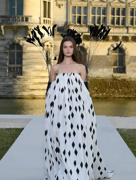 Kain diringankan, memori dekorasi diabstraksikan, dan maksimalisme yang diminimalkan. Foto: Document/Valentino.