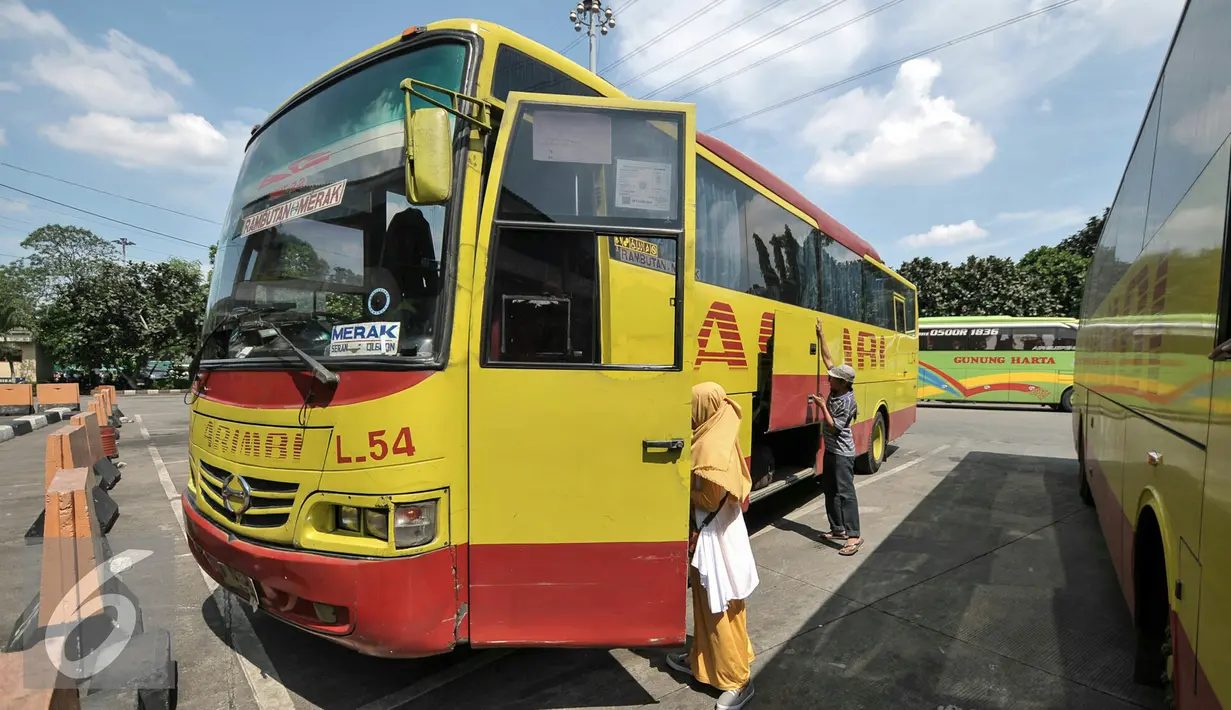 Pemudik memasuki bus antar kota antar provinsi (AKAP) di Terminal Kampung Rambutan, Jakarta, Jumat (24/6). Sejumlah pemudik memilih pulang lebih awal untuk menghindari kemacetan dan harga tiket yang tinggi. (Liputan6.com/Yoppy Renato)