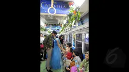 Sebuah rangkaian KRL Commuter Line didekorasi bertema film Cinderella. Selain didekorasi, tokoh dongeng Cinderella akan memberikan bunga pada para penumpang Commuter Line Jakarta - Bogor, Jakarta, Sabtu (14/02/2015). (Liputan6.com/Andrian M Tunay)