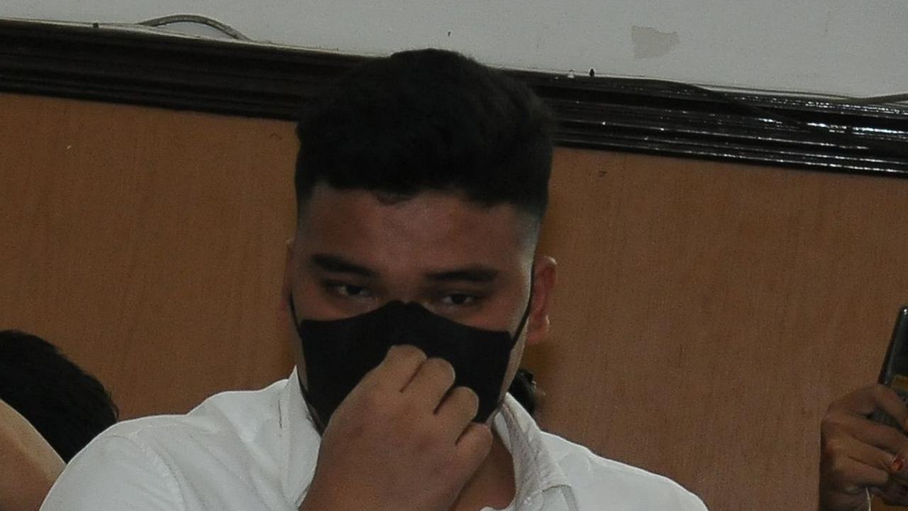 "Meringankan, bahwa dengan terdakwa mencegah perbuatan saksi Mario Dandy lebih lanjut meskipun terlambat, telah menghindarkan akibat yang lebih fatal terhadap anak korban David Ozora," jelas hakim.