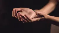 Ilustrasi kata-kata, doa cepat sembut buat pacar. (Photo by Milada Vigerova on Unsplash)