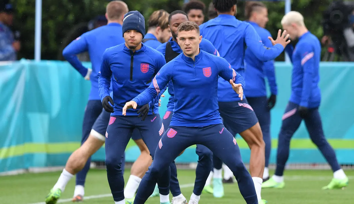 Bek Inggris, Kieran Trippier bersama rekan-rekannya melakukan pemanasan saat mengikuti latihan di Tottenham Hotspur training di London (21/6/2021). Inggris akan bertanding melawan Republik Ceko pada grup D Euro 2020 di Stadion Wembley. (AFP/Justin Tallis)