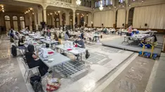 Suasana saat para sukarelawan membuat masker di Balai Kota Lille, Lille, Prancis, Kamis (23/4/2020). Balai Kota Lille dialihfungsikan menjadi pabrik masker buatan tangan sejak awal pekan ini. (Xinhua/Sebastien Courdji)