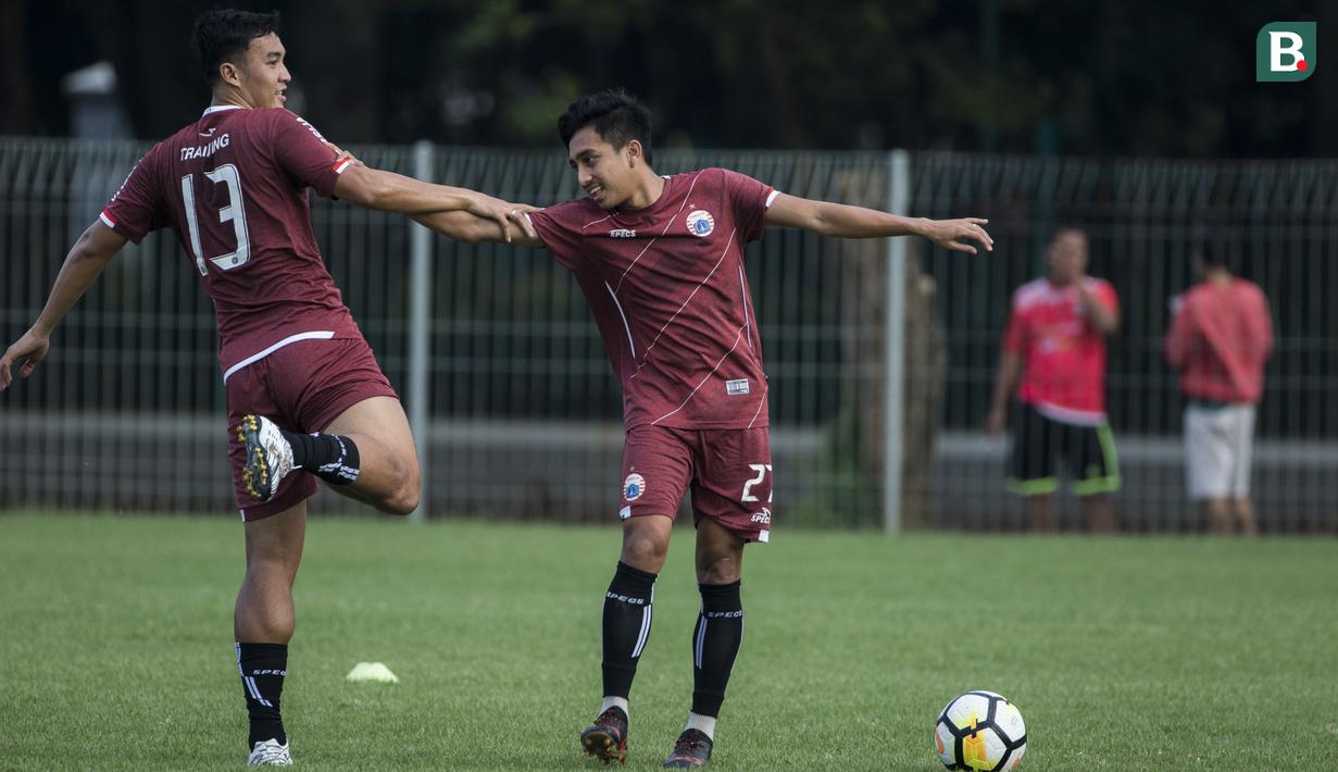Pemain Persija Jakarta, Gunawan Dwi Cahyo dan Fitra Ridwan melakukan pemanasan saat latihan di Lapangan ABC, Jakarta, Jumat (30/3/2018). Latihan ini persiapan jelang laga Liga 1 melawan Arema FC. (Bola.com/Vitalis Yogi Trisna)