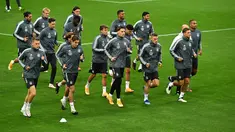 Para pemain timnas Jerman melakukan pemanasan saat sesi latihan di stadion Rheinenergie di Cologne, Jerman barat (9/10/2020). Jerman akan bertanding melawan Turki pada laga persahabatan di stadion Rheinenergie di Cologne, Jerman, Kamis (8/10/2020). (AFP/Ina Fassbender)
