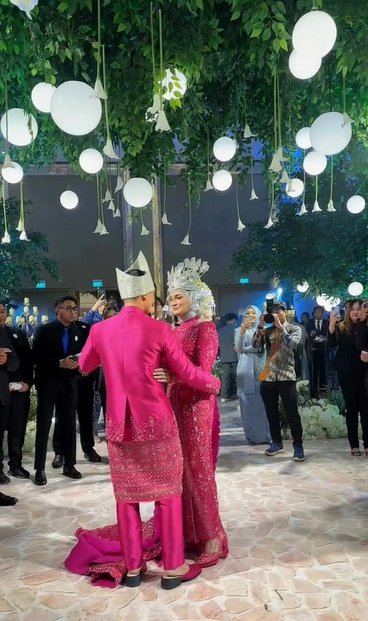 Potret First Dance Zumi Zola dan Putri Zulhas di Resepsi Pernikahan, Cium Kening Mesra - Romantis dan Bucin Abis