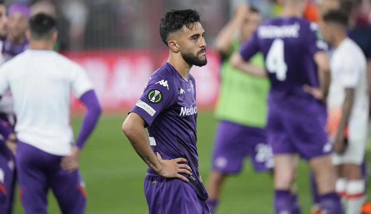 Pemain Fiorentina, Nicolas Gonzalez berdiri usai pertandingan melawan West Ham pada final UEFA Europa Conference League di Eden Arena di Praha, Rabu, 7 Juni 2023. (AP Photo/Darko Bandic)