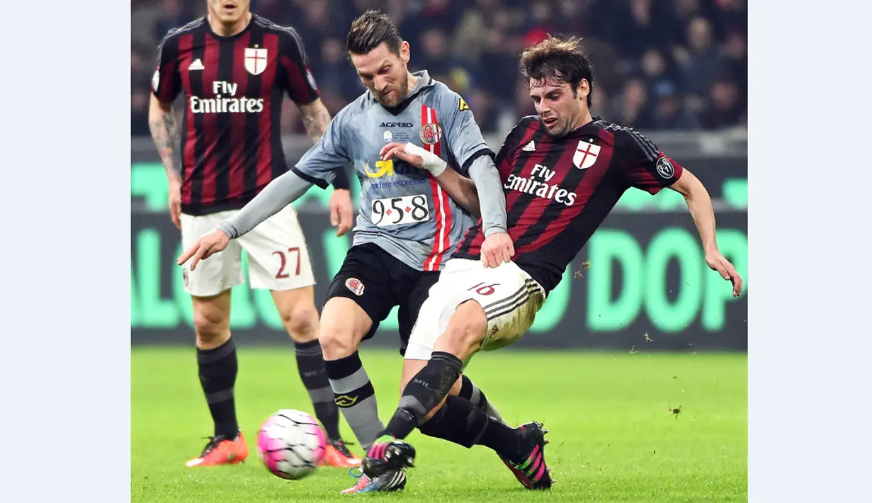 Pemain AC Milan, Andrea Poli (kanan), berebut bola dengan pemain Alessandria, Massimo Loviso, dalam semifinal Coppa Italia di Stadion San Siro, Milan, Rabu (2/3/2016) dini hari WIB. (EPA/Daniel Dal Zennaro)