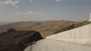 Tembok pembatas sedang didirikan di sepanjang perbatasan antara Turki dan Iran, di Provinsi Van, Turki timur, Kamis (19/8/2021). Menurut laporan dalam sepekan terakhir jumlah pengungsi dari Afghanistan yang menuju Turki melalui Iran semakin meningkat. (AP Photo/Emrah Gurel)