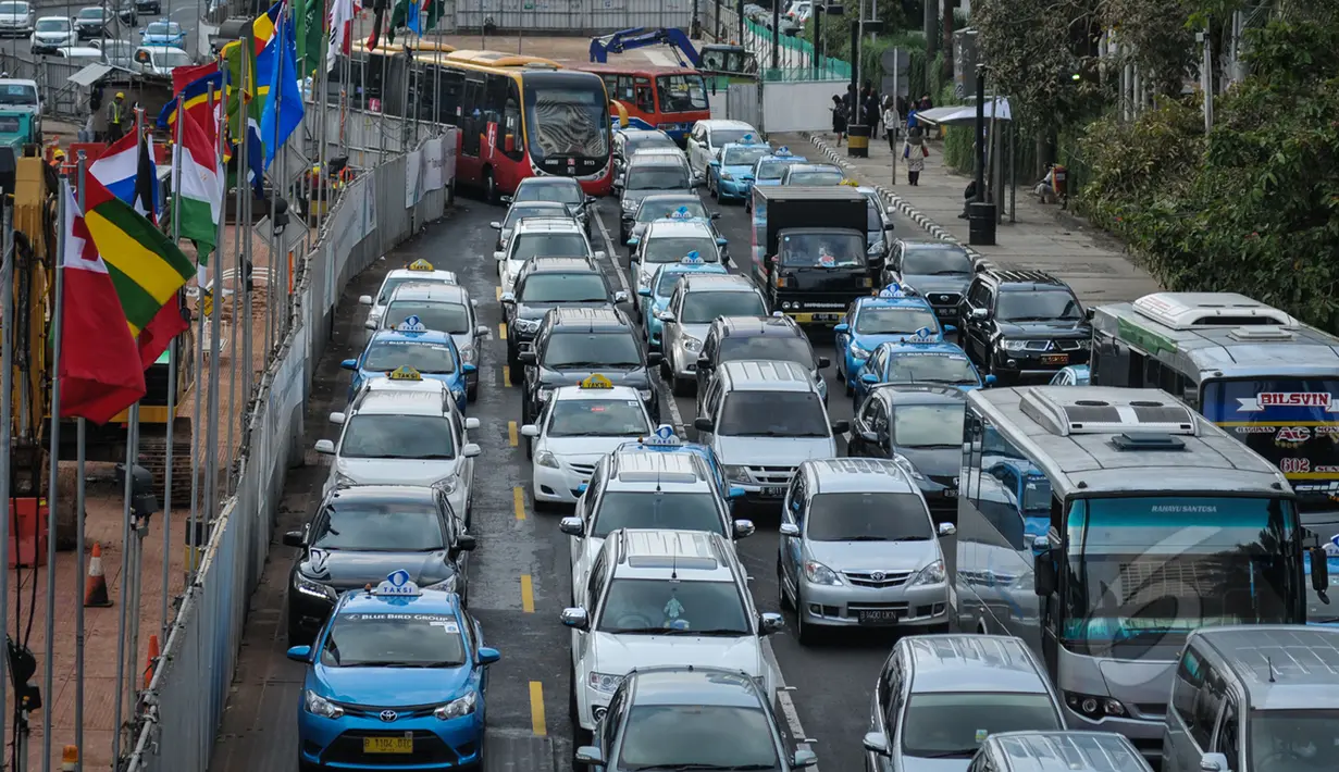 Suasana MH Thamrin Jakarta usai pengalihan arus lalu lintas terkait pertemuan para Kepala Negara pada KAA ke-60 di JCC, Rabu (22/4/2015). Pengalihan arus dilakukan pada 06.30-09.30 WIB, 17.00-18.30 WIB dan 19.00-22.00 WIB. (Liputan6.com/Faizal Fanani)
