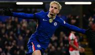 Gelandang Chelsea asal Argentina bernomor punggung 49, Alejandro Garnacho, merayakan gol kedua timnya selama pertandingan leg pertama semifinal Piala Liga Inggris (Carabao Cup) antara Chelsea dan Arsenal di Stamford Bridge, London, Jumat (15-1-2026) dini hari WIB. Arsenal memenangkan pertandingan dengan skor 3-2. (Ben STANSALL/AFP)