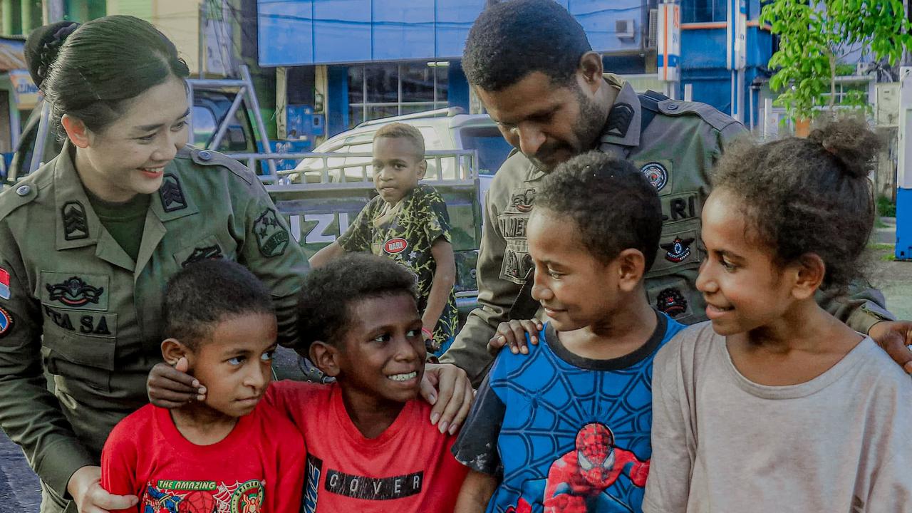 Sosok Polwan Berparas Ayu, Pasukan Penggempur KKB yang Ramah pada Anak Papua