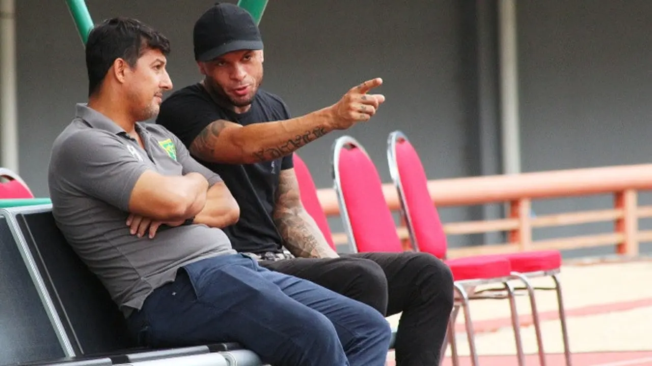 Pelatih Persebaya Surabaya, Angel Alfredo Vera bersama agen pemain, Antonio Teles
