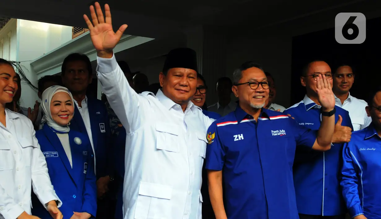 Ketua Umum Partai Gerindra Prabowo Subianto (tengah kiri) bersama Ketua Umum Partai Amanat Nasional (PAN) Zulkifli Hasan (tengah kanan) menggelar konferensi pers usai melakukan pertemuan tertutup di Kertanegara 4, Jakarta, Sabtu (8/4/2023). (merdeka.com/Imam Buhori)