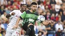 Penyerang AC Milan, Rafael Leao berusaha merebut bola dari pemain Sassuolo, Martin Erlic pada pertandingan lanjutan Liga Serie A Italia di stadion Mapei - Citta del Tricolore di Reggio Emilia (30/8/2022). AC Milan bermain imbang atas Sassuolo dengan skor 0-0. (Massimo Paolone / LaPresse via AP)