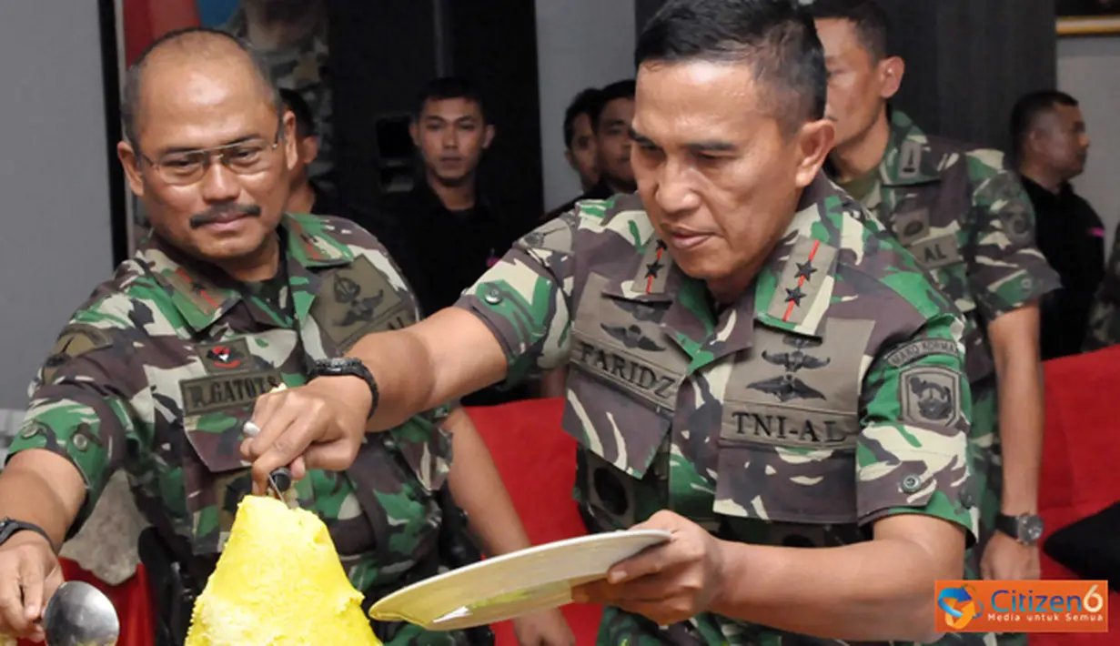Citizen6, Surabaya: Syukuran kenaikan pangkat Komandan Korps Marinir Mayjen TNI ( Mar) A. Faridz Washington ini dipersembahkan oleh Komandan Pasmar-1 Brigjen TNI (Mar) R. Gatot Suprapto. (Pengirim: Diyat Akmal)