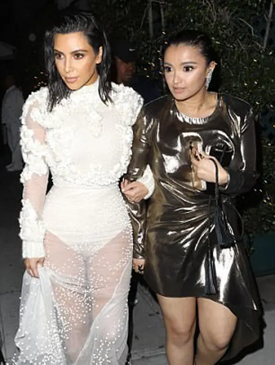 Hampir mengalami kejadian tak mengenakan, namun kali ini Kim berhasil terselamatkan. Pada hari Sabtu (1/4/2017), Kim ditabrak seorang pria asing usai makan malam bersama rekannya di kawasan Los Angeles. (doc.dailymail.com)