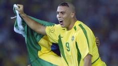 Hingga kini Real Madrid masih konsisten dengan mengumpulkan para pemain bintang untuk memperkuat skuat mereka dari musim ke musim. Julukan Los Galacticos pun menjadi milik Real Madrid hingga kini yang sebenarnya diawali dari tradisi mereka merekrut para pemain yang menjadi bintang dalam ajang Piala Dunia sejak 2002. Berikut 4 bintang yang pernah didatangkan Real Madrid usai tampil gemilang di ajang Piala Dunia. (AFP/Daniel Garcia)