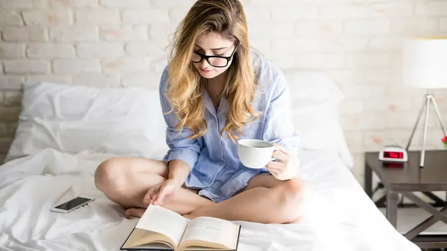 Membaca di tempat tidur pagi hari
