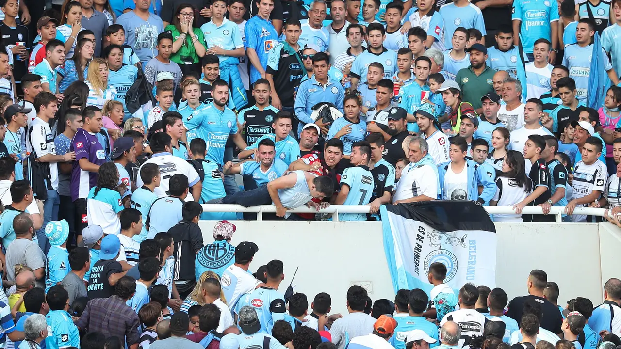 20170419-Fans Tim Bola Argentina Didorong Hingga Tewas-AP