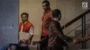 Setya Novanto tersenyum usai menjalani pemeriksaan di gedung KPK, Jakarta, Jumat (22/12). PT Quadra Solution merupakan perusahaan yang tergabung dalam konsorsium proyek e-KTP yang merugikan keuangan negara Rp 2,3 triliun. (Liputan6.com/Faizal Fanani)
