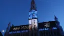 Huruf-huruf diproyeksikan ke Hotel de Ville di Grand Place, Brussel, Belgia, Rabu (29/7/2020). Pertunjukan suara dan cahaya ini untuk menyoroti acara-acara yang batal digelar di Belgia pada musim panas tahun ini akibat pandemi COVID-19. (Xinhua/Zheng Huansong)