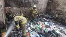 Petugas pemadam kebakaran melakukan pendinginan ruang gudang yang terbakar di SDN Srengseng sawah 04, Jakarta Selatan, kamis, 06 Agustus 2026. (KLY/ Arie Basuki)